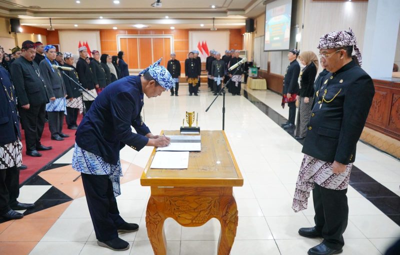 Wali Kota Probolinggo, dr. Aminuddin, melantik dan mengambil sumpah 88 pejabat Eselon II, III, dan IV di lingkungan Pemerintah Kota Probolinggo, Senin (8/6/2026) malam. Rotasi dan promosi jabatan tersebut dilakukan sebagai upaya penyegaran birokrasi, penguatan kinerja organisasi, serta percepatan pembangunan dan pelayanan kepada masyarakat