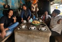 Suasana hangat di Warung Kopi Peceng, Jalan Raya Gedungan, Kecamatan Batuan, Sumenep. Warung kopi legendaris yang berada di depan Dealer Honda Sinar Baru ini menjadi tempat berkumpul berbagai kalangan, dari pejabat hingga masyarakat biasa, dalam suasana penuh keakraban dan kebersamaan.