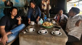 Suasana hangat di Warung Kopi Peceng, Jalan Raya Gedungan, Kecamatan Batuan, Sumenep. Warung kopi legendaris yang berada di depan Dealer Honda Sinar Baru ini menjadi tempat berkumpul berbagai kalangan, dari pejabat hingga masyarakat biasa, dalam suasana penuh keakraban dan kebersamaan.
