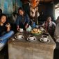 Suasana hangat di Warung Kopi Peceng, Jalan Raya Gedungan, Kecamatan Batuan, Sumenep. Warung kopi legendaris yang berada di depan Dealer Honda Sinar Baru ini menjadi tempat berkumpul berbagai kalangan, dari pejabat hingga masyarakat biasa, dalam suasana penuh keakraban dan kebersamaan.