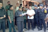 Proses eksekusi objek sengketa di Sumenep berlangsung aman dan kondusif dengan pengawalan aparat kepolisian, TNI, serta unsur terkait lainnya.