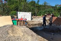 Caption: Pekerja Saat Mengerjakan Proyek Rehabilitasi SDN Panyepen 3, dan Material Batu Agregat (Batu Koral) Yang Tak Seragam (Sumber Foto: Agus Junaidi/Detikzone.id)
