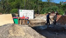 Caption: Pekerja Saat Mengerjakan Proyek Rehabilitasi SDN Panyepen 3, dan Material Batu Agregat (Batu Koral) Yang Tak Seragam (Sumber Foto: Agus Junaidi/Detikzone.id)