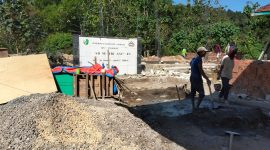 Caption: Pekerja Saat Mengerjakan Proyek Rehabilitasi SDN Panyepen 3, dan Material Batu Agregat (Batu Koral) Yang Tak Seragam (Sumber Foto: Agus Junaidi/Detikzone.id)
