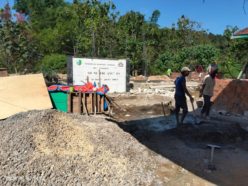 Caption: Pekerja Saat Mengerjakan Proyek Rehabilitasi SDN Panyepen 3, dan Material Batu Agregat (Batu Koral) Yang Tak Seragam (Sumber Foto: Agus Junaidi/Detikzone.id)
