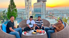 Fauzi AS saat bersama tim media di Hotel Platinum Surabaya dalam agenda silaturahmi dan diskusi 