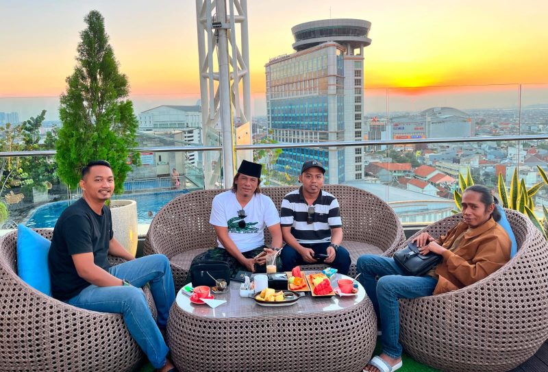 Fauzi AS saat bersama tim media di Hotel Platinum Surabaya dalam agenda silaturahmi dan diskusi 
