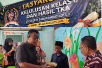 Suasana Tasyakuran Kelulusan Kelas VI dan Pengumuman Hasil TKA 2026 di SDN Barkot 3 yang dihadiri Kepala Sekolah Nadin, S.Pd., Ketua Komite H. Bambang Budianto, guru, serta seluruh wali murid.