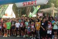 Ribuan peserta siap berlari penuh semangat dalam event Soekarno Fun Run 2026 di kawasan Taman Adipura Sumenep, Minggu (14/6/2026). Kegiatan lari sejauh 5 kilometer tersebut berlangsung meriah dan diikuti antusias masyarakat dari berbagai kalangan, sekaligus menjadi ajang olahraga dan pemberdayaan UMKM lokal.