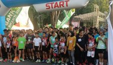 Kegiatan lari sejauh 5 kilometer ini berlangsung meriah dan diikuti antusias masyarakat dari berbagai kalangan, sekaligus menjadi ajang olahraga dan pemberdayaan UMKM lokal.