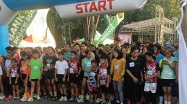 Ribuan peserta siap berlari penuh semangat dalam event Soekarno Fun Run 2026 di kawasan Taman Adipura Sumenep, Minggu (14/6/2026). Kegiatan lari sejauh 5 kilometer tersebut berlangsung meriah dan diikuti antusias masyarakat dari berbagai kalangan, sekaligus menjadi ajang olahraga dan pemberdayaan UMKM lokal.