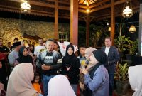 Suasana haru perayaan 1 Suro dan ulang tahun ke-46 Founder Bani Insan Peduli (BIP) Foundation, Ali Zainal Abidin di Pamekasan, yang diwarnai doa keluarga, kebersamaan putra-putri, serta aksi sedekah dan bantuan kemanusiaan kepada masyarakat.