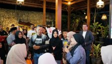Suasana haru perayaan 1 Suro dan ulang tahun ke-46 Founder Bani Insan Peduli (BIP) Foundation, Ali Zainal Abidin di Pamekasan, yang diwarnai doa keluarga, kebersamaan putra-putri, serta aksi sedekah dan bantuan kemanusiaan kepada masyarakat.