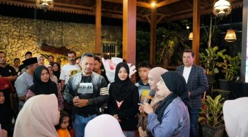 Suasana haru perayaan 1 Suro dan ulang tahun ke-46 Founder Bani Insan Peduli (BIP) Foundation, Ali Zainal Abidin di Pamekasan, yang diwarnai doa keluarga, kebersamaan putra-putri, serta aksi sedekah dan bantuan kemanusiaan kepada masyarakat.