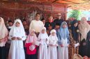 Suasana haru kegiatan santunan anak yatim 1 Muharram 1448 H di Resto Aisyah, Desa Panempan, Pamekasan, saat H. Bambang Budianto (Owner CV. Ayunda Permata Sejahtera) menyampaikan sambutan di tengah ratusan anak yatim dan tamu undangan yang hadir dalam suasana penuh keharuan.