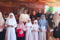 Suasana haru kegiatan santunan anak yatim 1 Muharram 1448 H di Resto Aisyah, Desa Panempan, Pamekasan, saat H. Bambang Budianto (Owner CV. Ayunda Permata Sejahtera) menyampaikan sambutan di tengah ratusan anak yatim dan tamu undangan yang hadir dalam suasana penuh keharuan.