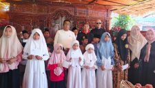 Suasana haru kegiatan santunan anak yatim 1 Muharram 1448 H di Resto Aisyah, Desa Panempan, Pamekasan, saat H. Bambang Budianto (Owner CV. Ayunda Permata Sejahtera) menyampaikan sambutan di tengah ratusan anak yatim dan tamu undangan yang hadir dalam suasana penuh keharuan.