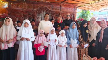 Suasana haru kegiatan santunan anak yatim 1 Muharram 1448 H di Resto Aisyah, Desa Panempan, Pamekasan, saat H. Bambang Budianto (Owner CV. Ayunda Permata Sejahtera) menyampaikan sambutan di tengah ratusan anak yatim dan tamu undangan yang hadir dalam suasana penuh keharuan.