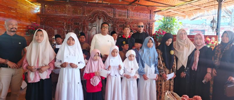 Suasana haru kegiatan santunan anak yatim 1 Muharram 1448 H di Resto Aisyah, Desa Panempan, Pamekasan, saat H. Bambang Budianto (Owner CV. Ayunda Permata Sejahtera) menyampaikan sambutan di tengah ratusan anak yatim dan tamu undangan yang hadir dalam suasana penuh keharuan.