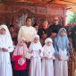 Suasana haru kegiatan santunan anak yatim 1 Muharram 1448 H di Resto Aisyah, Desa Panempan, Pamekasan, saat H. Bambang Budianto (Owner CV. Ayunda Permata Sejahtera) menyampaikan sambutan di tengah ratusan anak yatim dan tamu undangan yang hadir dalam suasana penuh keharuan.