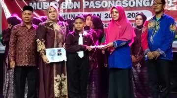 Kepala SDN Pasongsongan 1, Mariyatul Qiptiyah, S.Pd., mengapresiasi dukungan guru, komite sekolah, dan wali murid dalam menyukseskan malam pelepasan siswa kelas VI.