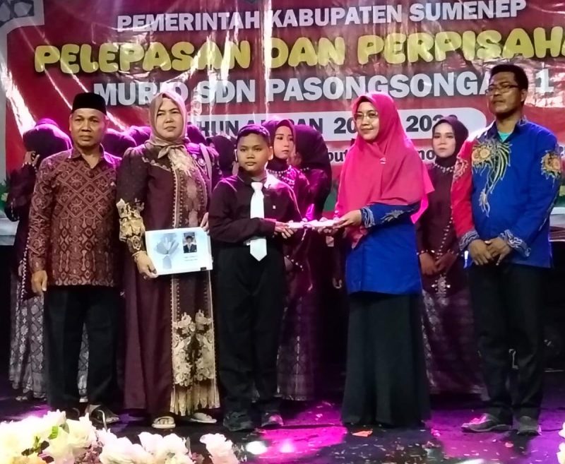 Kepala SDN Pasongsongan 1, Mariyatul Qiptiyah, S.Pd., mengapresiasi dukungan guru, komite sekolah, dan wali murid dalam menyukseskan malam pelepasan siswa kelas VI.