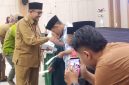 Bupati Sumenep Achmad Fauzi Wongsojudo saat menyerahkan santunan kepada anak yatim, menegaskan pentingnya menjadikan Muharram sebagai momentum memperkuat kepedulian dan kesalehan sosial.
