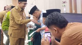 Bupati Sumenep Achmad Fauzi Wongsojudo saat menyerahkan santunan kepada anak yatim, menegaskan pentingnya menjadikan Muharram sebagai momentum memperkuat kepedulian dan kesalehan sosial.