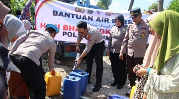 Krisis Air Teratasi, Polres Sumenep Distribusikan Bantuan ke Desa Batuputih