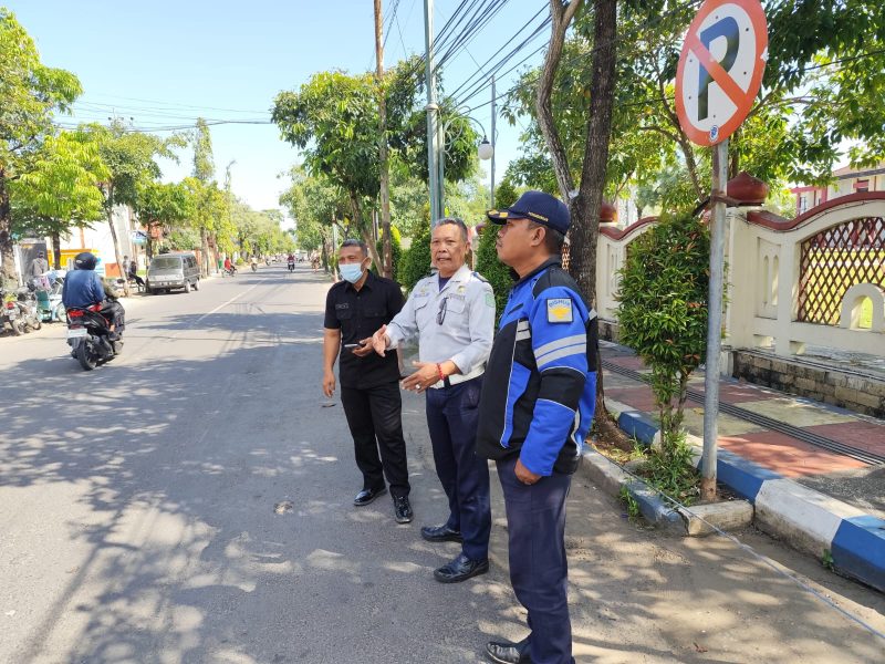 Disperkimhub Sumenep melakukan koordinasi dengan pihak keamanan RSUD dr. H. Moh. Anwar untuk menghimbau PKL agar tidak berjualan di depan rumah sakit maupun di depan Kantor Pemkab Sumenep guna menjaga ketertiban dan kelancaran arus lalu lintas.