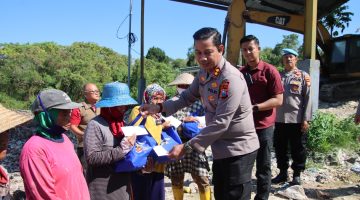 Polres Sumenep Gelar Bakti Sosial di TPA Torbang, Salurkan Bantuan untuk Pemulung di Hari Bhayangkara ke-80