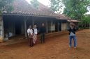 Warga penerima manfaat Program BSPS di salah satu desa di Kabupaten Sampang tengah menunjukkan kondisi rumah tidak layak huni yang akan direnovasi melalui bantuan stimulan perumahan swadaya, sebagai bagian dari upaya pemerintah dalam meningkatkan kualitas hunian masyarakat berpenghasilan rendah.