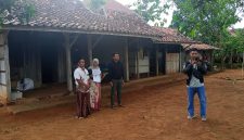 Warga penerima manfaat Program BSPS di salah satu desa di Kabupaten Sampang tengah menunjukkan kondisi rumah tidak layak huni yang akan direnovasi melalui bantuan stimulan perumahan swadaya, sebagai bagian dari upaya pemerintah dalam meningkatkan kualitas hunian masyarakat berpenghasilan rendah.