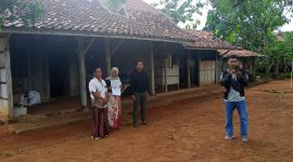 Warga penerima manfaat Program BSPS di salah satu desa di Kabupaten Sampang tengah menunjukkan kondisi rumah tidak layak huni yang akan direnovasi melalui bantuan stimulan perumahan swadaya, sebagai bagian dari upaya pemerintah dalam meningkatkan kualitas hunian masyarakat berpenghasilan rendah.
