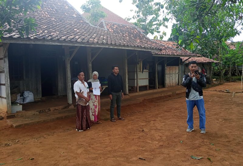 Warga penerima manfaat Program BSPS di salah satu desa di Kabupaten Sampang tengah menunjukkan kondisi rumah tidak layak huni yang akan direnovasi melalui bantuan stimulan perumahan swadaya, sebagai bagian dari upaya pemerintah dalam meningkatkan kualitas hunian masyarakat berpenghasilan rendah.