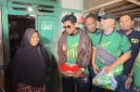Valen DA7 bersama tim BIP Foundation menyalurkan bantuan sembako dan uang tunai kepada warga kurang mampu di Kepulauan Kangean, Kabupaten Sumenep, Jumat (19/6/2026).