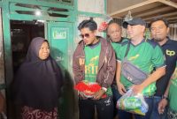 Valen DA7 bersama tim BIP Foundation menyalurkan bantuan sembako dan uang tunai kepada warga kurang mampu di Kepulauan Kangean, Kabupaten Sumenep, Jumat (19/6/2026).