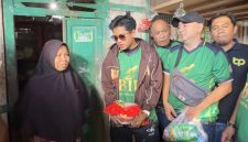 Valen DA7 bersama tim BIP Foundation menyalurkan bantuan sembako dan uang tunai kepada warga kurang mampu di Kepulauan Kangean, Kabupaten Sumenep, Jumat (19/6/2026).