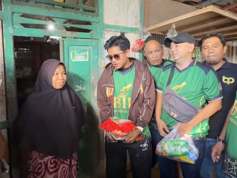 Valen DA7 bersama tim BIP Foundation menyalurkan bantuan sembako dan uang tunai kepada warga kurang mampu di Kepulauan Kangean, Kabupaten Sumenep, Jumat (19/6/2026).