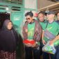 Valen DA7 bersama tim BIP Foundation menyalurkan bantuan sembako dan uang tunai kepada warga kurang mampu di Kepulauan Kangean, Kabupaten Sumenep, Jumat (19/6/2026).