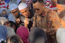 Meski acara telah usai, H. Ali Zainal Abidin masih dikerumuni kaum dhuafa yang menyampaikan berbagai persoalan hidup, mulai dari biaya pengobatan hingga kebutuhan sehari-hari.