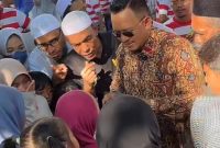 Meski acara telah usai, H. Ali Zainal Abidin masih dikerumuni kaum dhuafa yang menyampaikan berbagai persoalan hidup, mulai dari biaya pengobatan hingga kebutuhan sehari-hari.