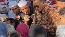 Meski acara telah usai, H. Ali Zainal Abidin masih dikerumuni kaum dhuafa yang menyampaikan berbagai persoalan hidup, mulai dari biaya pengobatan hingga kebutuhan sehari-hari.
