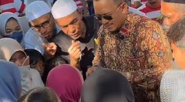 Meski acara telah usai, H. Ali Zainal Abidin masih dikerumuni kaum dhuafa yang menyampaikan berbagai persoalan hidup, mulai dari biaya pengobatan hingga kebutuhan sehari-hari.