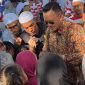 Meski acara telah usai, H. Ali Zainal Abidin masih dikerumuni kaum dhuafa yang menyampaikan berbagai persoalan hidup, mulai dari biaya pengobatan hingga kebutuhan sehari-hari.