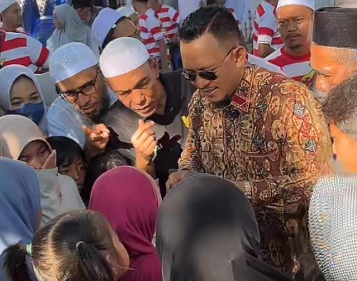 Meski acara telah usai, H. Ali Zainal Abidin masih dikerumuni kaum dhuafa yang menyampaikan berbagai persoalan hidup, mulai dari biaya pengobatan hingga kebutuhan sehari-hari.