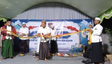 Zaini Werwer bersama wartawan dan aktivis LSM menunjukkan semangat persaudaraan dalam kegiatan sholawat bersama yang digelar Majelis Sholawat Pamekasan.