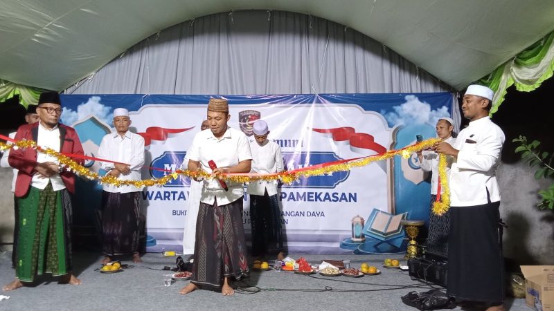 Zaini Werwer bersama wartawan dan aktivis LSM menunjukkan semangat persaudaraan dalam kegiatan sholawat bersama yang digelar Majelis Sholawat Pamekasan.