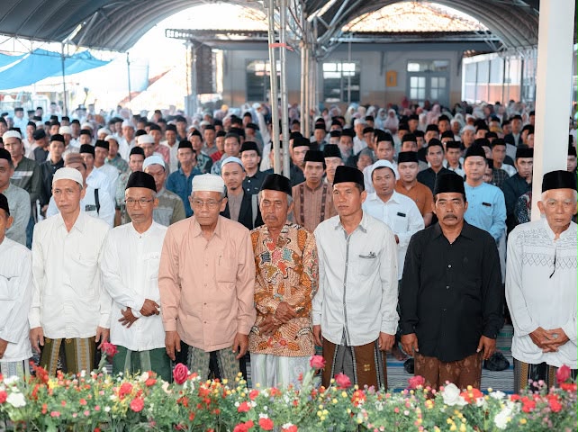 Alumni lintas angkatan IAIN Al-Amin Pamekasan berkumpul dalam Reuni Akbar bertajuk “Temmo Kerrong, Pangèsto Dâ’ Guru Tolang” sebagai ajang mempererat silaturahmi dan menghormati jasa guru.