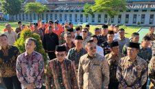 Bupati Pamekasan mendampingi H. Ali Zainal Abidin saat pelaksanaan santunan dan doa bersama BIP Foundation di Lapas Pamekasan